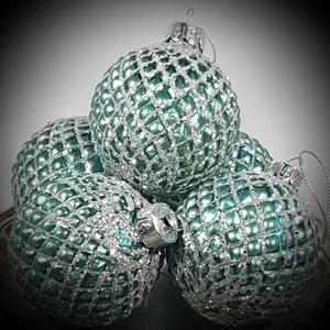 Kézzel festett - flitteres üveg karácsonyfadísz - 6 cm